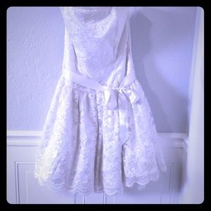 Jessica Mc McClintock white lace steapless dress